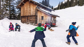 Schneeballschlacht - Familienurlaub im Winter