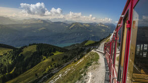 Železnice Schafbergbahn stoupající na vrchol