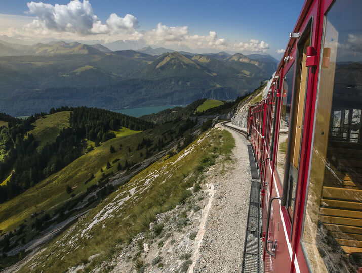 Železnice Schafbergbahn stoupající na vrchol