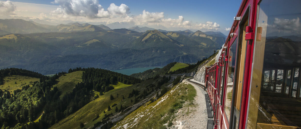 Železnice Schafbergbahn stoupající na vrchol