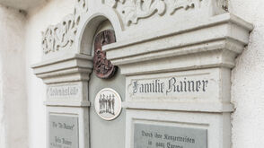 Gedenktafel der Zillertaler Sängerfamilie Rainer