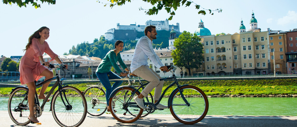 Radfahrer an der Salzach in Salzburg Stadt