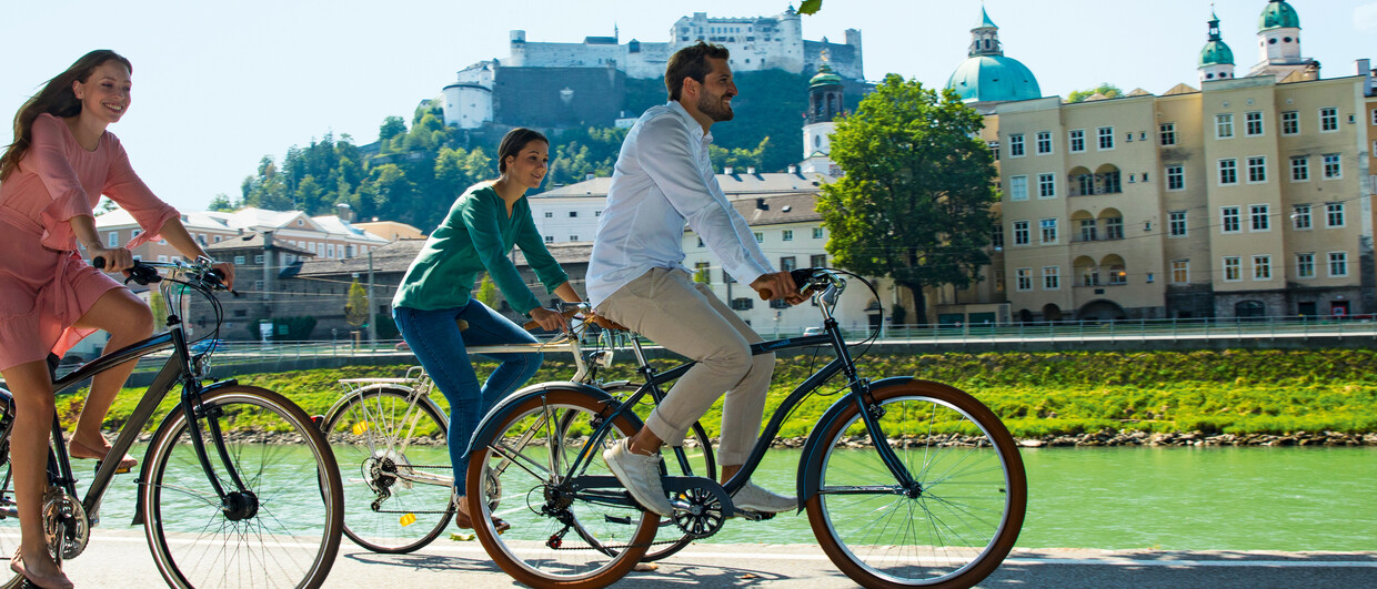 Radfahrer an der Salzach in Salzburg Stadt