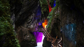 Barevně nasvícená stezka soutěsky Sigmund-Thun-Klamm