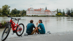 Cyklisté při zmrzlinové zastávce