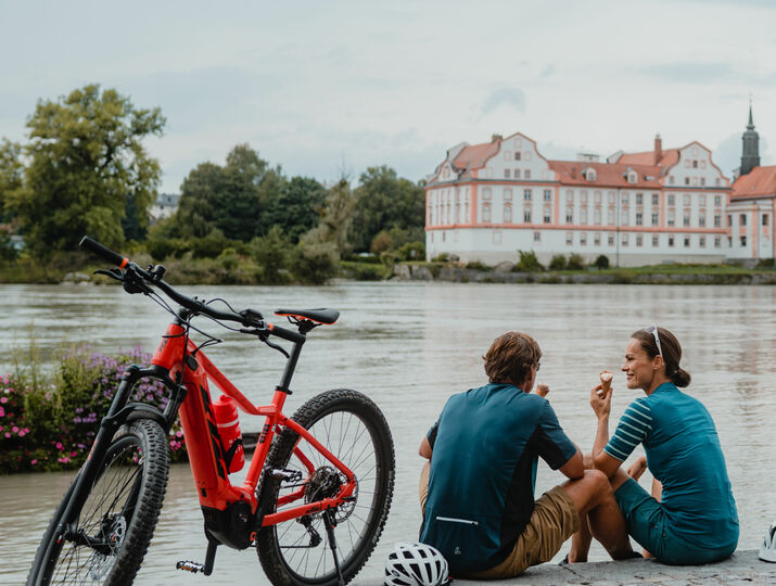 Cyklisté při zmrzlinové zastávce
