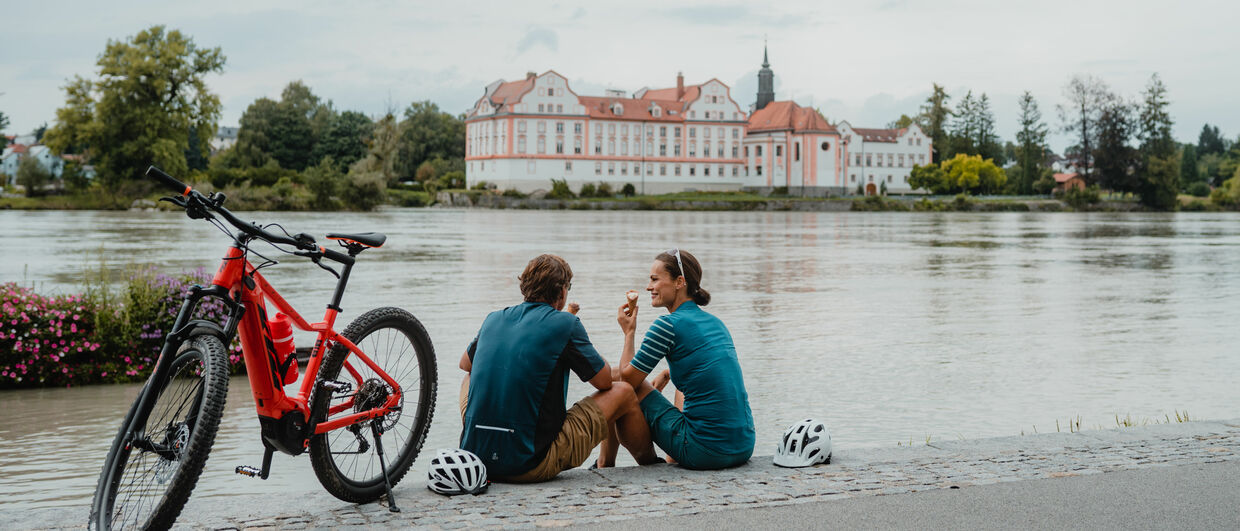 Cyklisté při zmrzlinové zastávce