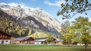 Im Naturpark Karwendel, auf 1.250 Meter Seehöhe, steht die Eng Alm im Almdorf am „Großen Ahornboden“.