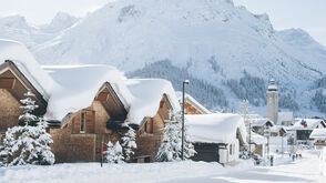 Verschneites Dorf Lech Zürs am Arlberg