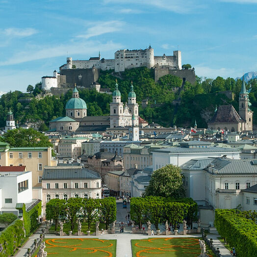 Zahrada Mirabellgarten s výhledem na Hohensalzburg