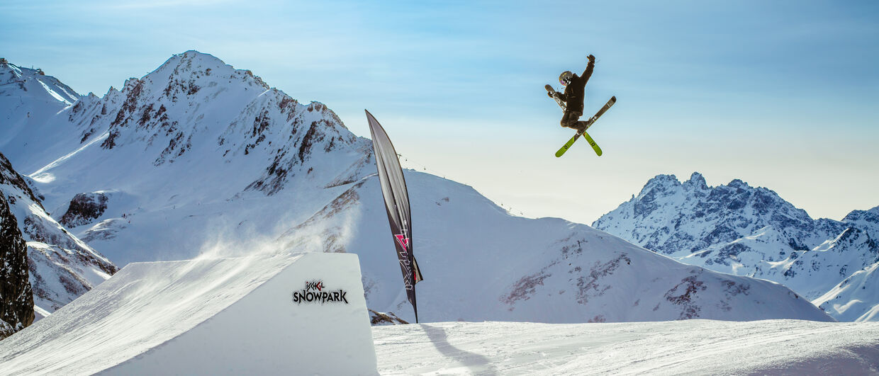Zaś dla zaawansowanych i profesjonalnych narciarzy firma SCHNEESTERN przygotowała w dwóch sektorach Ischgl Snowpark, sponsorowanych przez firmę JEEP, poręcze, boxy i inne przeszkody, gdzie wyczynowcy mogą popracować nad swoimi osiągami