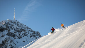  Pistenspaß am Harschbichl mit Blick auf das Kitzbüheler Horn in St. Johann in Tirol 