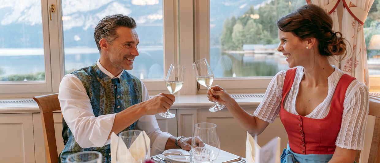 Direkt am Altausseer See im steirischen Salzkammergut speisen Gäste im Romantikhotel Seevilla Köstlichkeiten aus der Region.