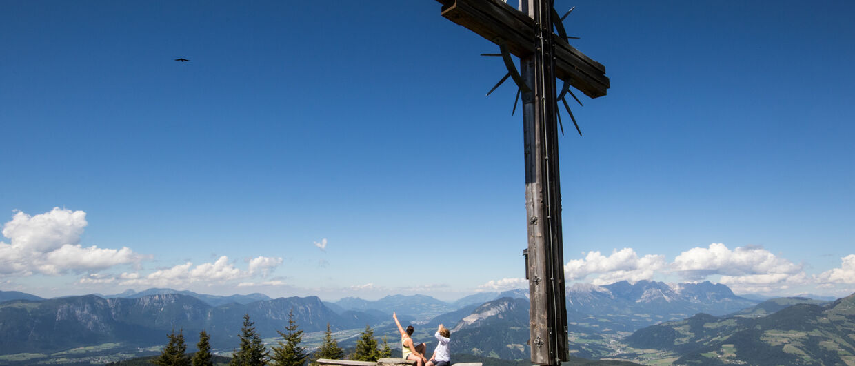 Croix au sommet de la montagne