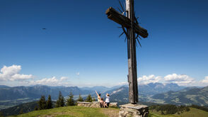 Croix au sommet de la montagne