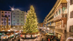 Christkindlmarkt vor dem Goldenen Dachl in der Innsbrucker Altstadt