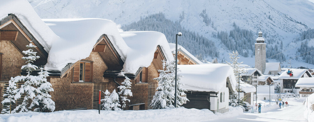 Verschneites Dorf Lech Zuers am Arlberg