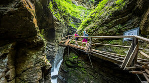 Mit steilen Felswänden und Wasserfällen beeindruckt die Raggaschlucht im Mölltal in Kärnten.