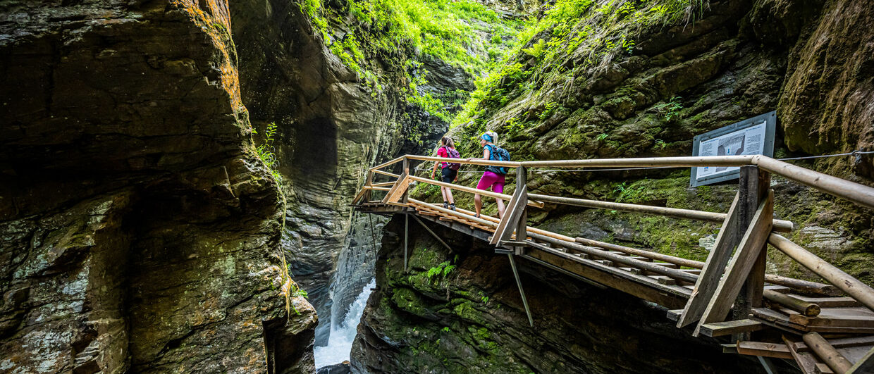 Mit steilen Felswänden und Wasserfällen beeindruckt die Raggaschlucht im Mölltal in Kärnten.