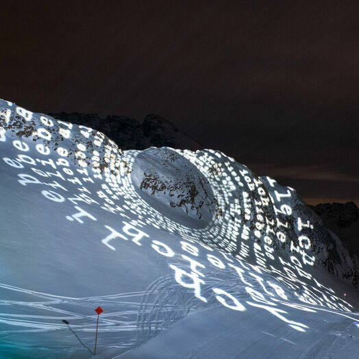 „Fantastic Gondolas“ erhellen in Lech Zürs die Winternacht