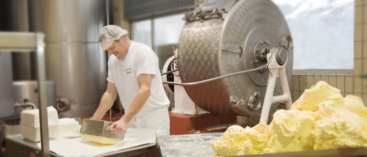 Butter Produktion in der Zillertaler Heumilch Sennerei Fügen