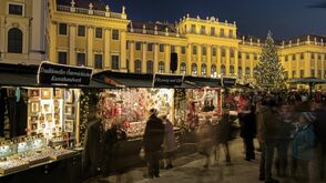 Kultur- und Weihnachtsmarkt vor dem barocken Schloss Schönbrunn