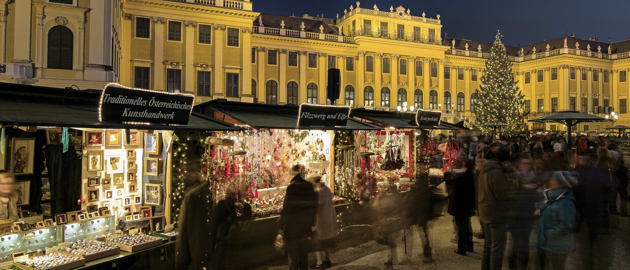 Kultur- und Weihnachtsmarkt vor dem barocken Schloss Schönbrunn