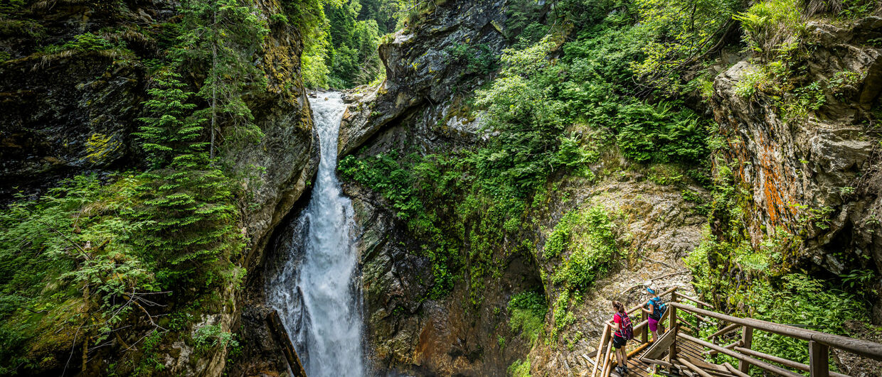 Mit steilen Felswänden und Wasserfällen beeindruckt die Raggaschlucht im Mölltal in Kärnten.