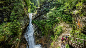 Mit steilen Felswänden und Wasserfällen beeindruckt die Raggaschlucht im Mölltal in Kärnten.