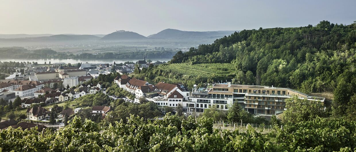 Weinberge umgeben das Steigenberger Hotel & Spa Krems an der Donau.