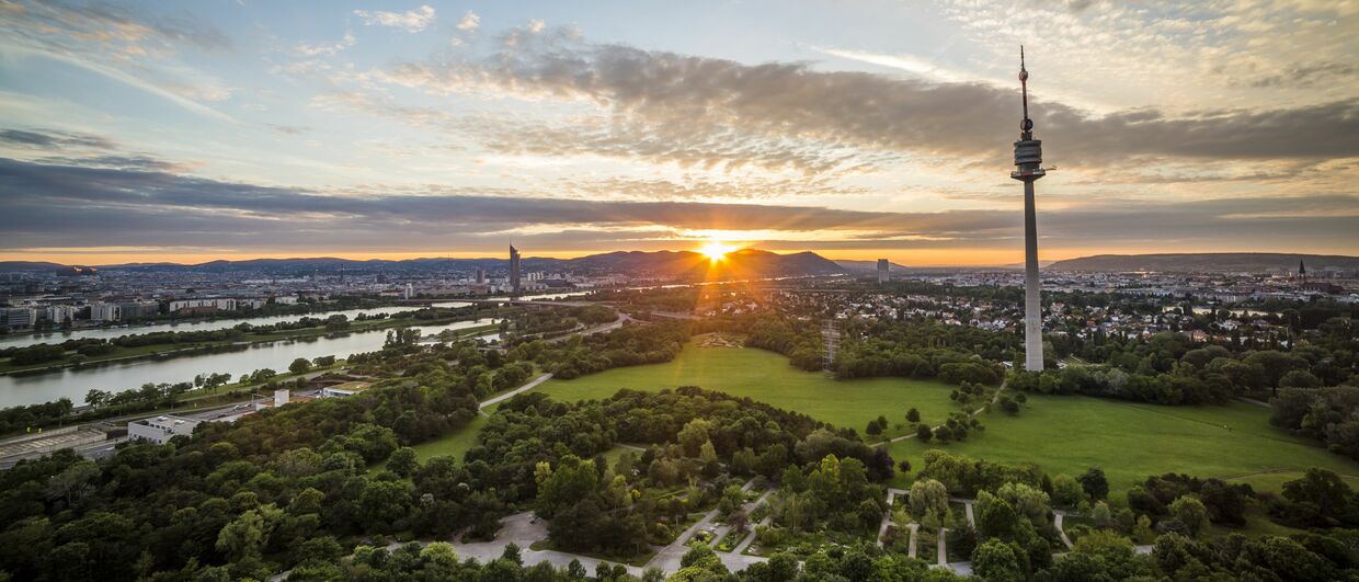 Pohled na Donaupark se západem slunce nad Kahlenbergem