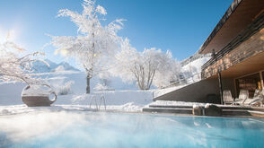 Der beheizte Außenpool des Naturhotel Chesa Valisa im Winter