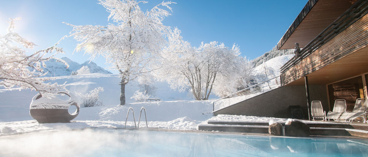 Der beheizte Außenpool des Naturhotel Chesa Valisa im Winter