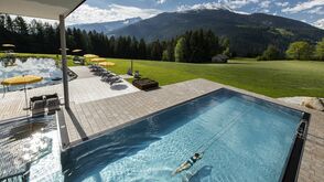 Umgeben von Wiesen, mit Blick auf die Hohen Tauern, ruht das Landhotel Gut Sonnberghof im SalzburgerLand.