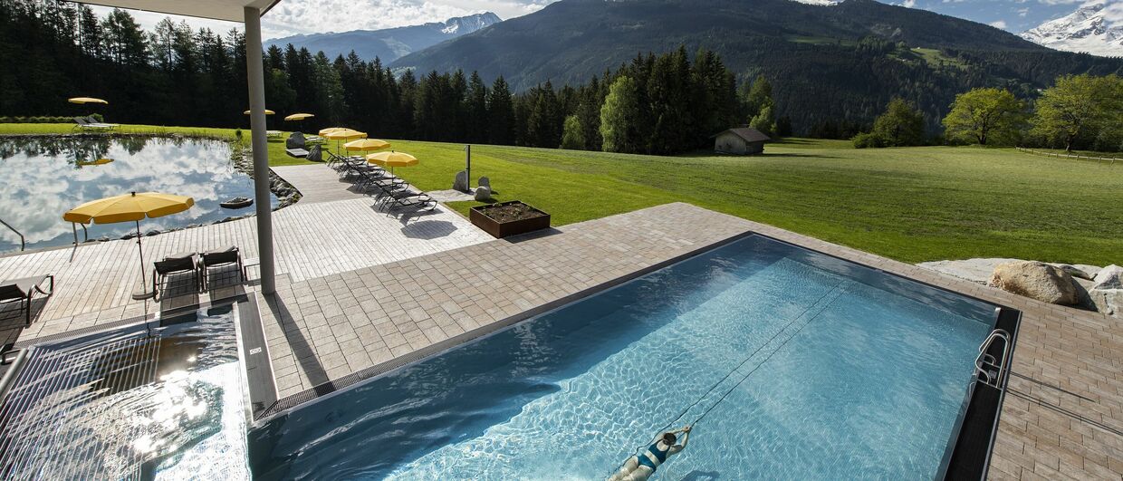 Umgeben von Wiesen, mit Blick auf die Hohen Tauern, ruht das Landhotel Gut Sonnberghof im SalzburgerLand.