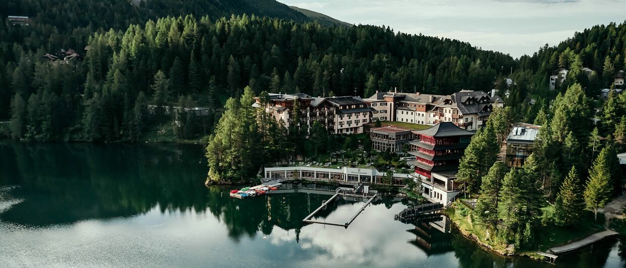 Das Hotel Hochschober in Kärnten ruht direkt am Turracher See.
