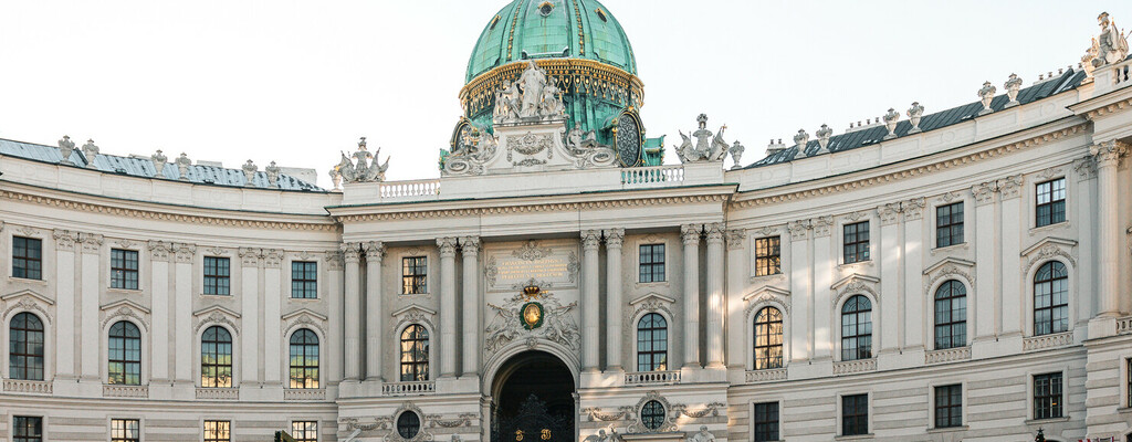 Michaelerplatz-Hofburg-Wien_Oesterreich-Werbung_Sebastian-Burziwal