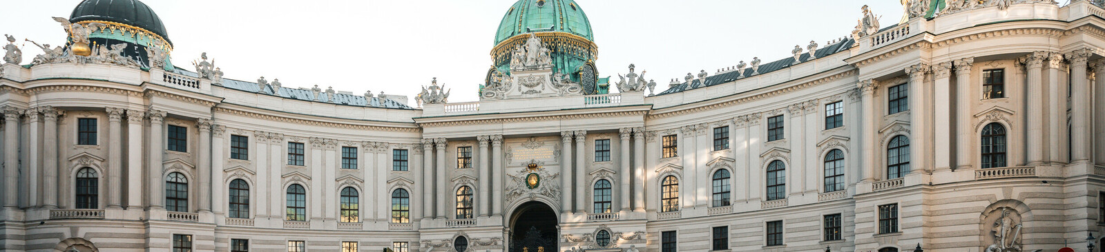 Michaelerplatz-Hofburg-Wien_Oesterreich-Werbung_Sebastian-Burziwal