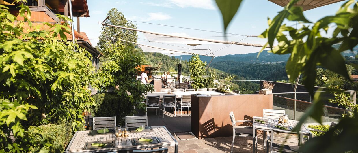 Blick von der Terrasse des Weingasthofes Sabathihof