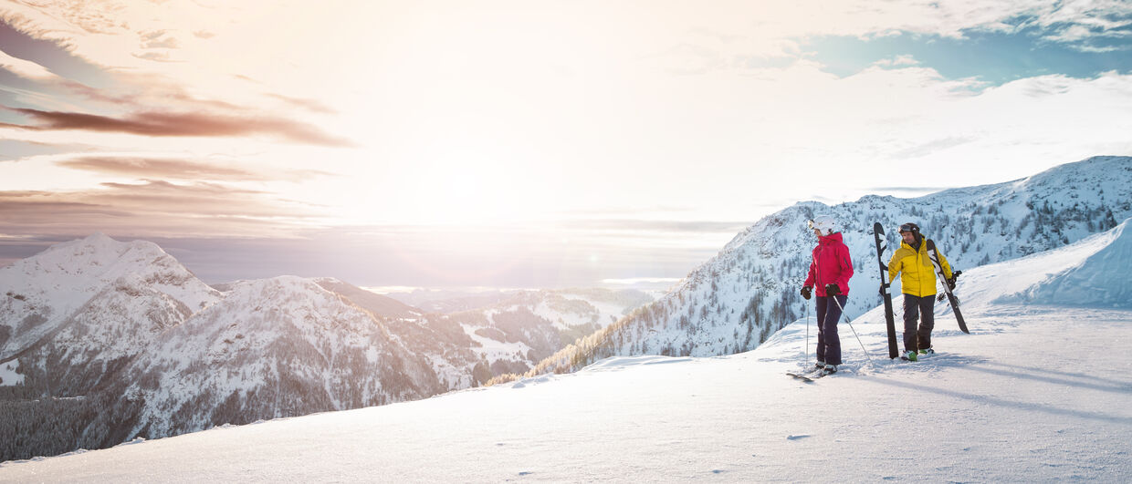 kitzbueheler-alpen_winter-2-skifahrer-auf-bergplateau_leitsujetcmirjageh_eye5_2015