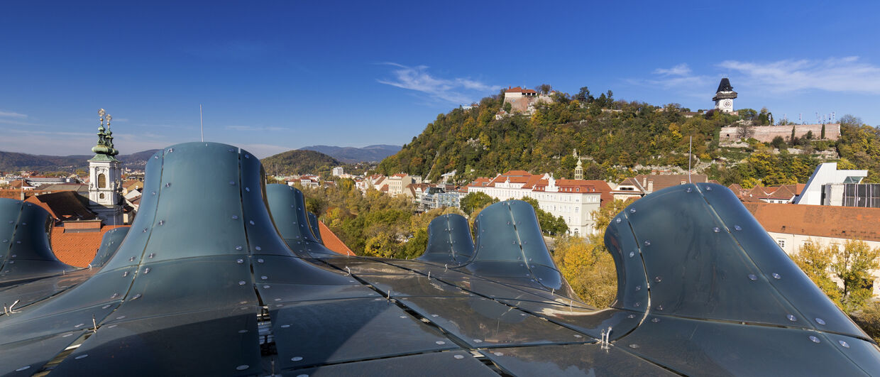 Graz mit Kunsthaus und Schlossberg