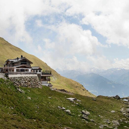 Auf erfrischenden 2.350 Meter Seehöhe: die Wedelhütte im Tiroler Zillertal