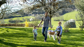 Weihkorb-Tragen-am-Karsamstag_Steiermark-Tourismus_Tom-Lamm