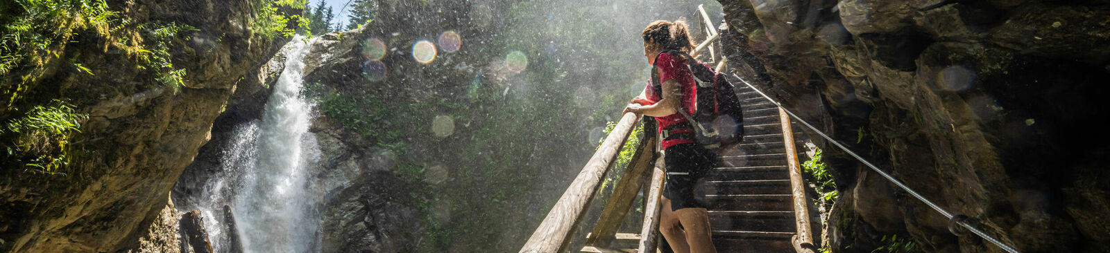 Mit steilen Felswänden und Wasserfällen beeindruckt die Raggaschlucht im Mölltal in Kärnten.