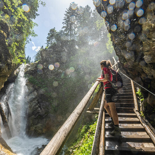 Mit steilen Felswänden und Wasserfällen beeindruckt die Raggaschlucht im Mölltal in Kärnten.