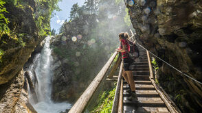 Mit steilen Felswänden und Wasserfällen beeindruckt die Raggaschlucht im Mölltal in Kärnten.