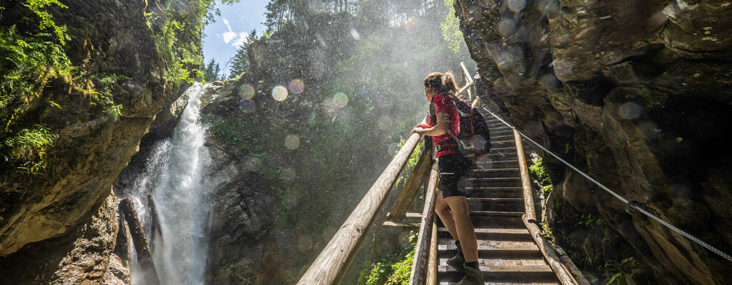 Mit steilen Felswänden und Wasserfällen beeindruckt die Raggaschlucht im Mölltal in Kärnten.