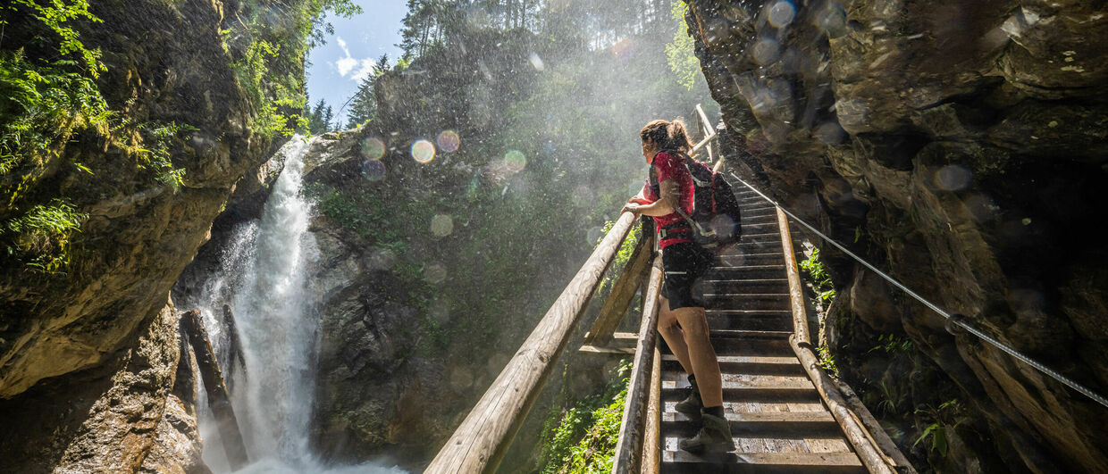 Mit steilen Felswänden und Wasserfällen beeindruckt die Raggaschlucht im Mölltal in Kärnten.