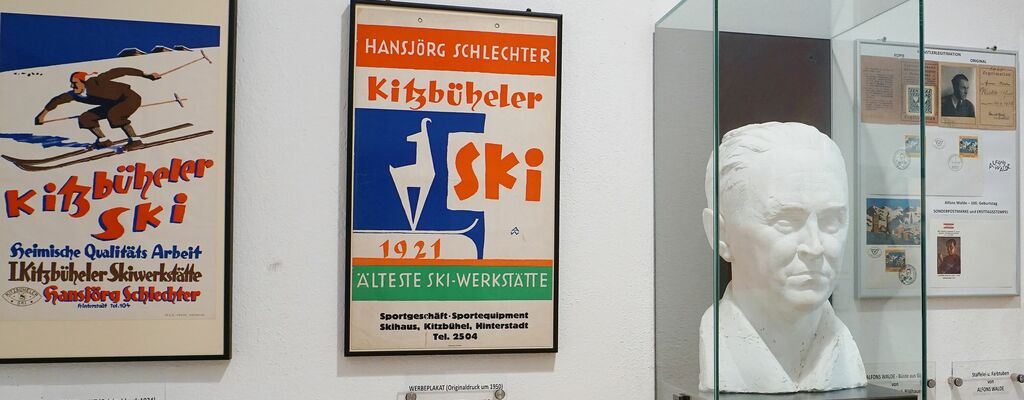 Alfons-Walde-Ausstellung im Foyer des Gemeindeamts Oberndorf