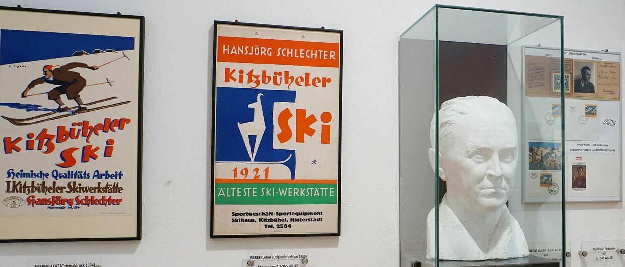 Alfons-Walde-Ausstellung im Foyer des Gemeindeamts Oberndorf